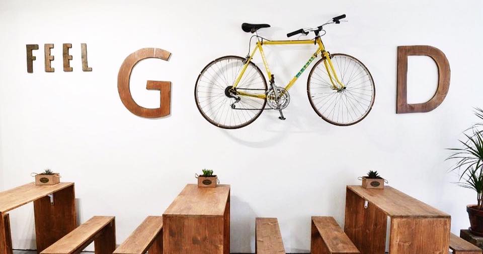 Décoration murale avec tables en bois et vélo suspendu