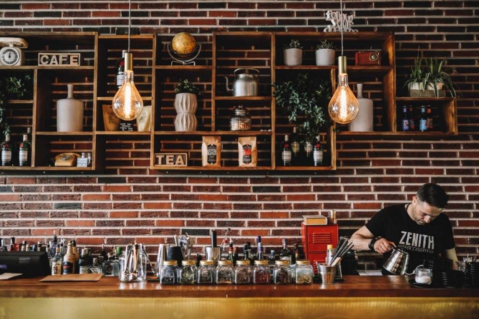 bar avec un mur de briques rouges au fond