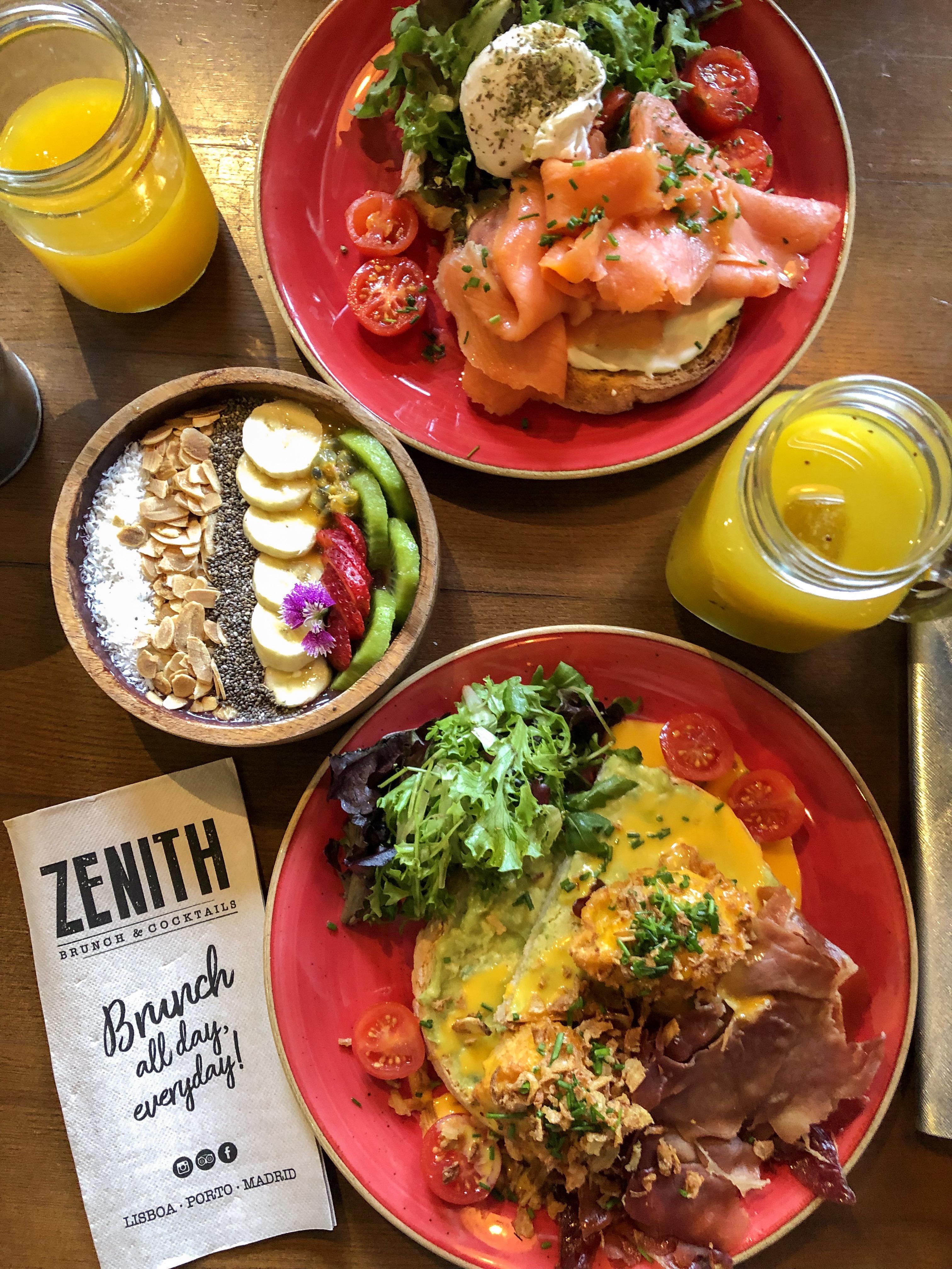 açai boawl avec fruits, toast saumon et oeuf pochés