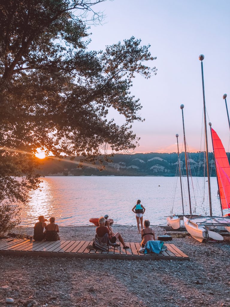 Que visiter dans les gorges du Verdon : location pédalo, planche à voile, catamaran, Verdon