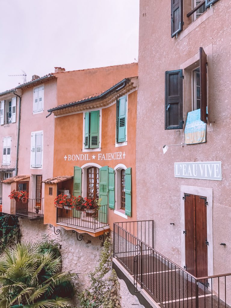 Que visiter dans les gorges du Verdon : Village de Moustier Sainte marie