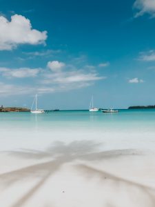 Baie de koto avec voiliers