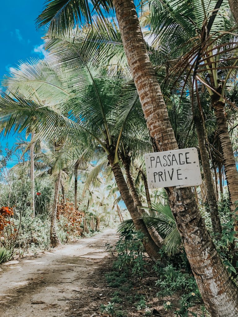 Passage privé pour accéder chez un sculpteur près de la plage de Peng, à lifou