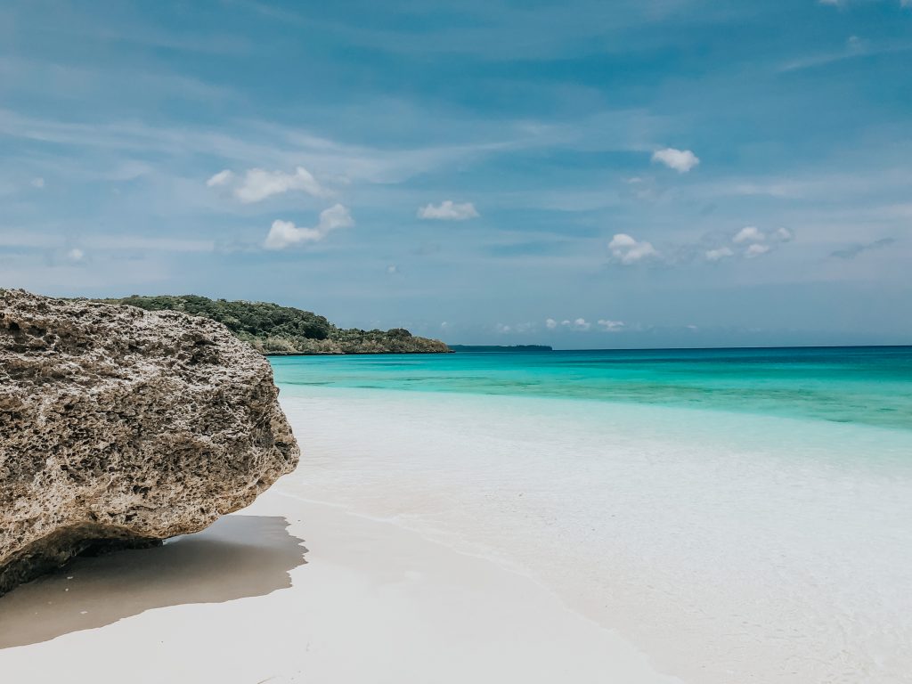 rocher le long de la plage de lifou avec la mer derrière