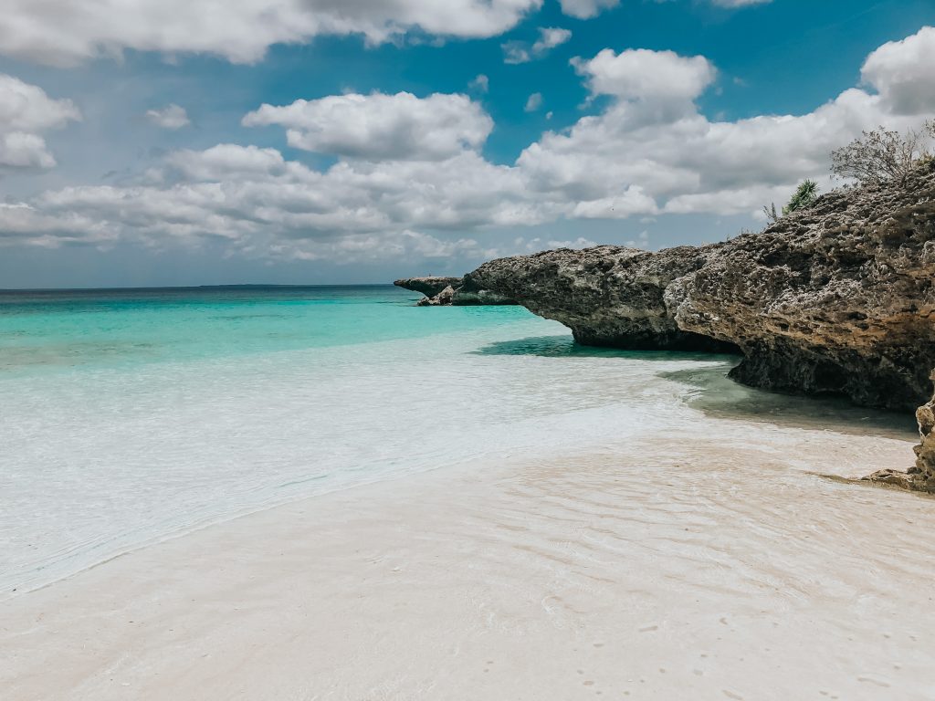 Rocher le long de la plage de peng à Lifou